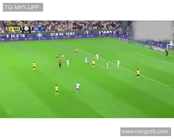 足球巨星远射破门瞬间展现力量与技巧震撼全场观众